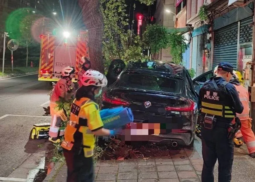 警消搶救傷患畫面。(圖/翻攝畫面)
