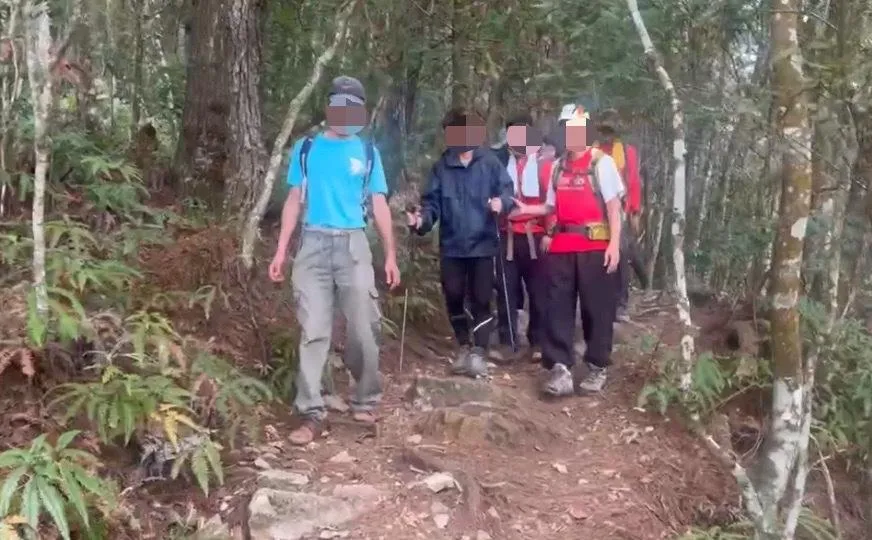 台中某高中登山社團16日前往和平區馬崙山健行，一名16歲男學生不慎跌倒導致右膝受傷無法行走，老師立即通報求援，消防人員歷經數小時救援，最終順利將傷者安全護送下山。（圖／台中市消防局提供）