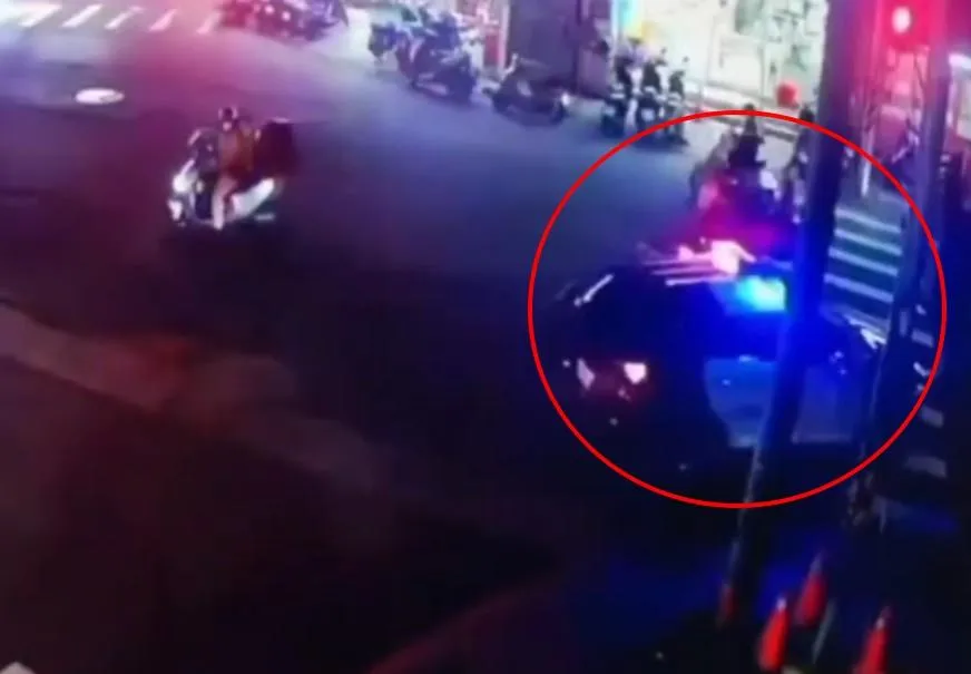 警車車頭與楊男騎乘的機車左側發生擦撞。（圖／民眾提供）