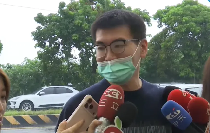 趙建銘接受媒體訪問，坦言確實曾對護理師許芊芊有過好感。（圖／中天新聞）