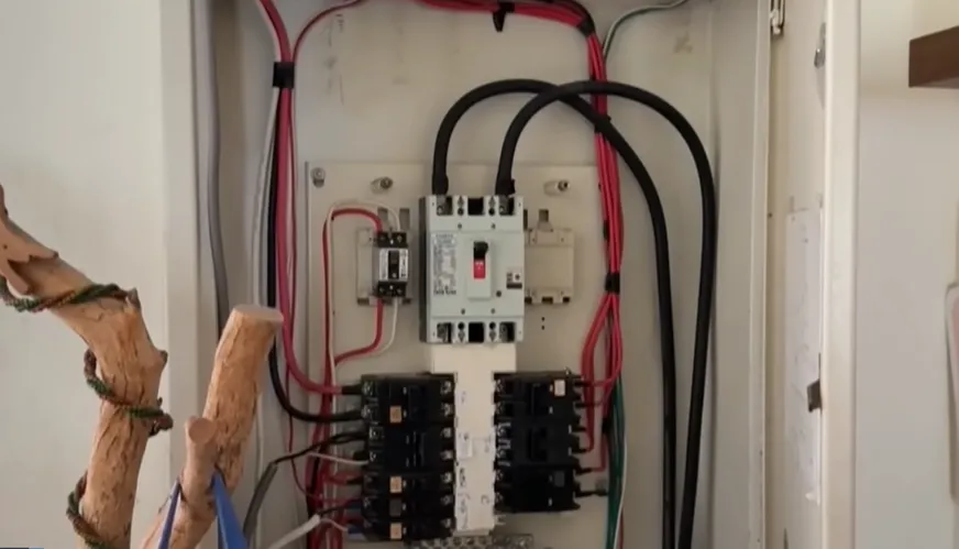 經濟部特別澄清，光電發電與店家用電計費本就是獨立電表分開計算。（圖／中天新聞）