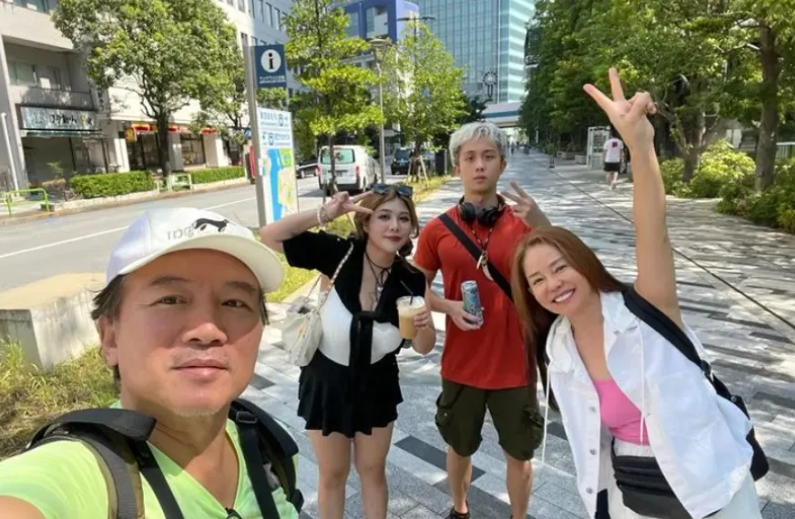 林沐希（左2）是狄鶯（右）的姪女。（圖／翻攝狄鶯臉書）