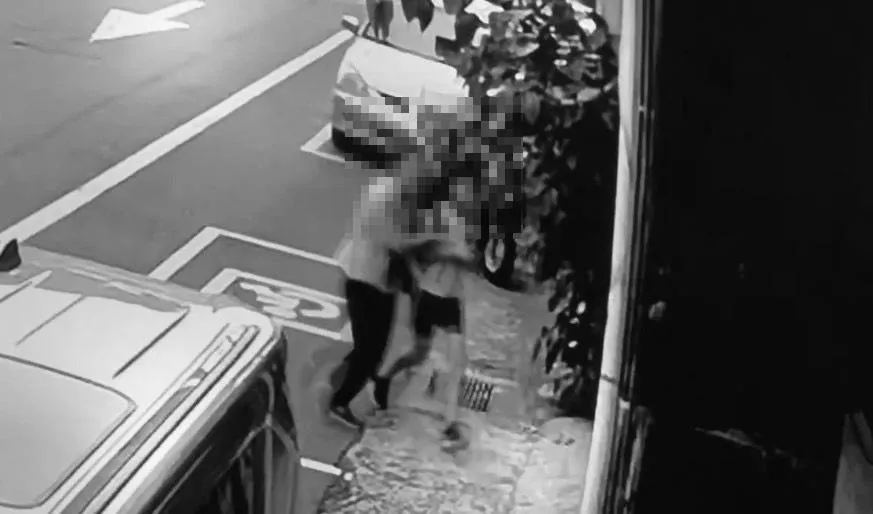 老師連忙將她帶往對向馬路騎樓暫避。(圖/翻攝畫面)