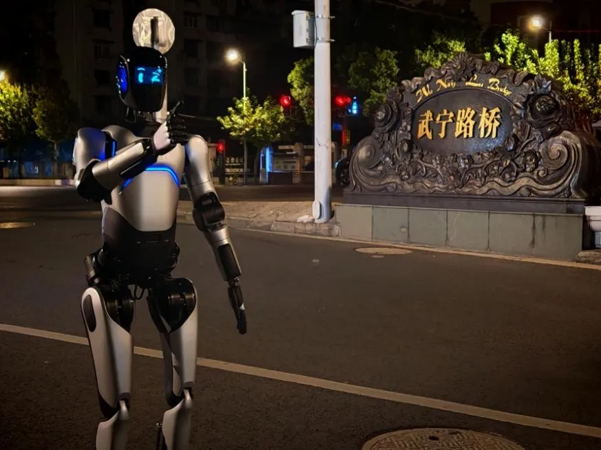 智元機器人「遠征A2」成功克服複雜的路況與環境挑戰。（圖／翻攝上觀新聞）