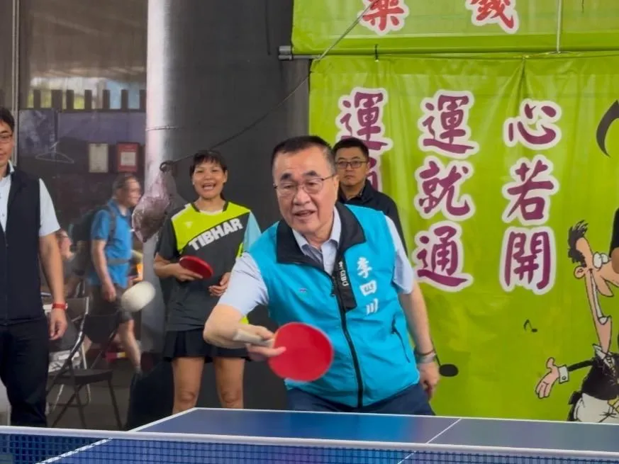 李四川透露自己過去曾是桌球校隊，7日與在永和與民眾切磋球技。（圖／李四川競辦提供）