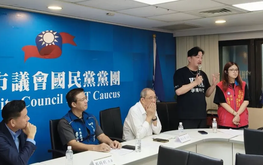 李傅中武（右二）放棄連任，國民黨北市黨部13日宣布徵召他的女兒李傅鈺婷（右一）出馬。（圖／國民黨台北市黨部提供）