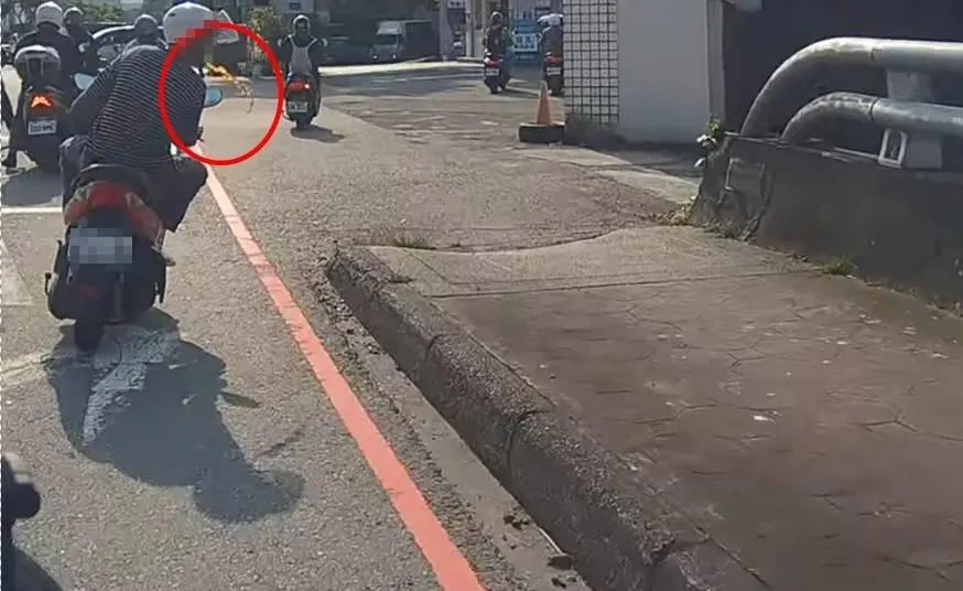 經常有民眾邊騎車邊吐檳榔汁。(圖/桃園市環保局提供)