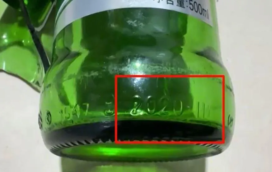 一般的啤酒瓶保存期限是2年，炸傷他眼睛的那一箱啤酒都是過保存期限的啤酒瓶。（圖／翻攝微博@小強熱線）