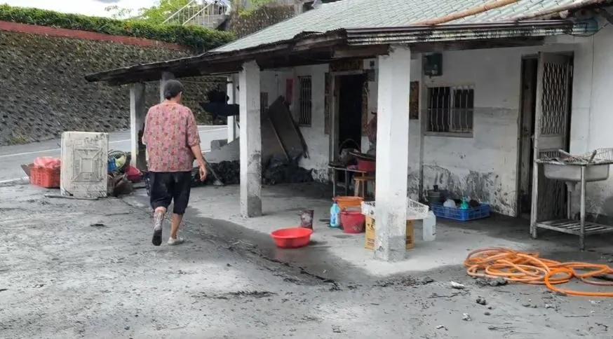 七十歲的楊姓婦人，因家中無人可協助，只能獨自一人清理住家內的泥沙。（圖／翻攝畫面）