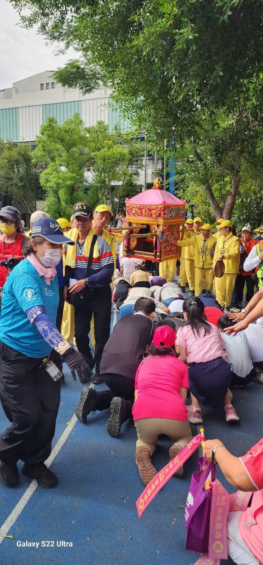 全校師生與家長依序排隊鑽轎底接受媽祖祝福。（圖／翻攝自白沙屯媽祖臉書）