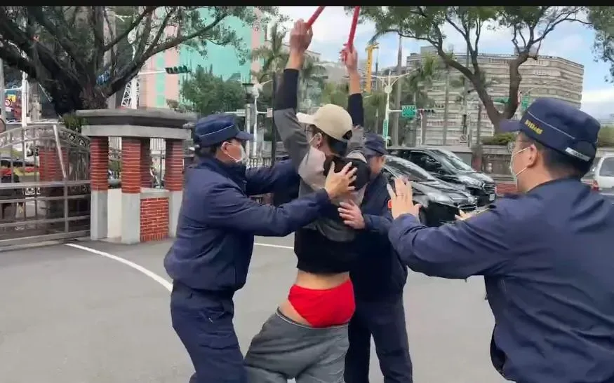 鬧場人士遭到駐衛警驅離。（圖／中天新聞）