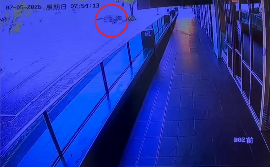 監視器畫面中，可見賓士車正緩緩要右轉進得來速，與後方直行機車發生碰撞（紅圈處）。（圖／中天新聞）