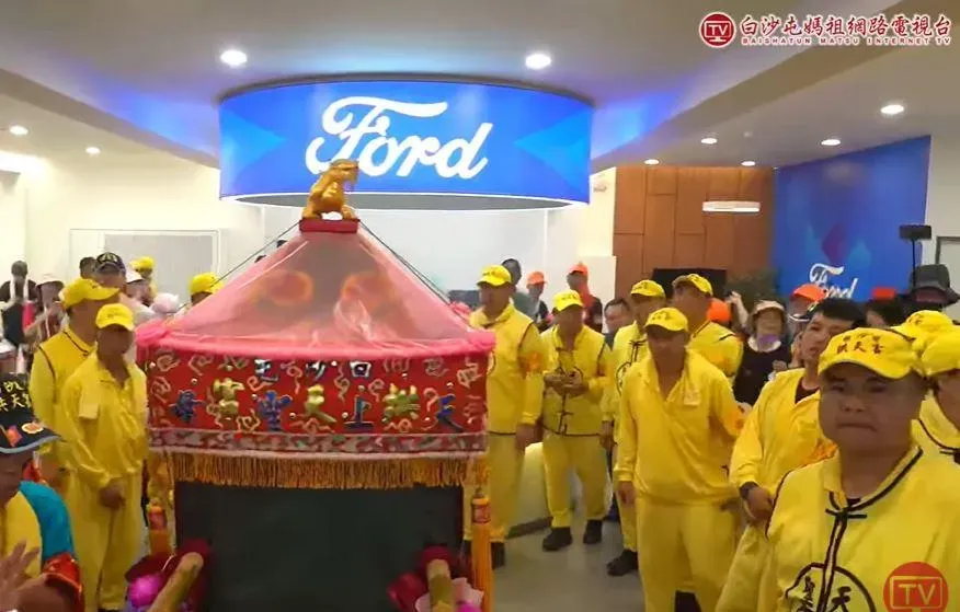 白沙屯媽祖與山邊媽祖第五度駐駕「福彰汽車展示中心」。(圖/翻攝自白沙屯媽祖網路電視台)