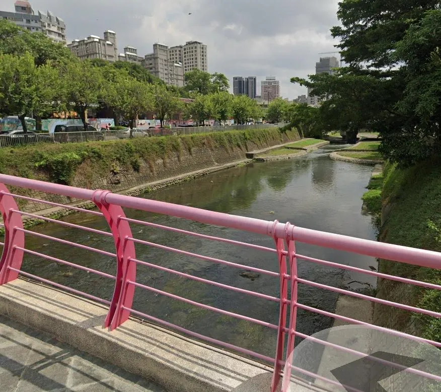 台中市55歲男子於豪雨期間，企圖徒步穿越柳川大排遭暴漲水流沖走，消防人員在下游1公里處尋獲遺體。（圖／Google map）