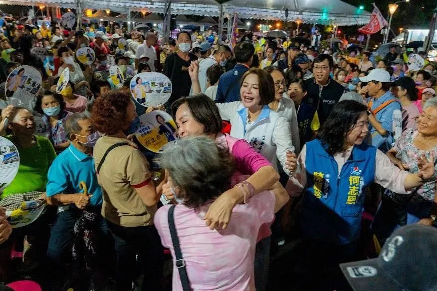 國民黨高雄市長參選人柯志恩14日晚間在左營開講，與熱情支持者擁抱。（圖／柯志恩競辦提供）