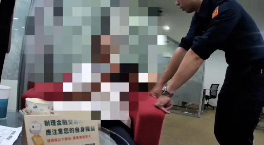 老翁遇上投資詐騙在銀行欲領270萬現金。(圖/翻攝畫面)