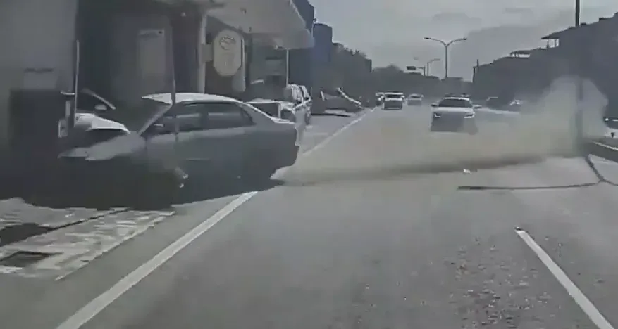 轎車失控衝進民宅。（圖／畫面來源：八卦村）