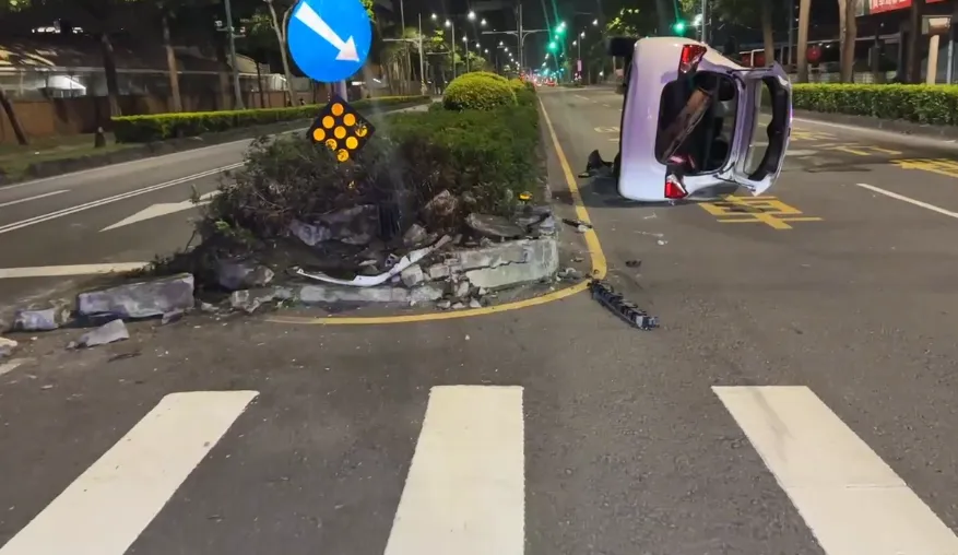 由於撞擊力道猛烈，造成分隔島水泥碎裂，車輛也嚴重毀損。（圖／中天新聞）