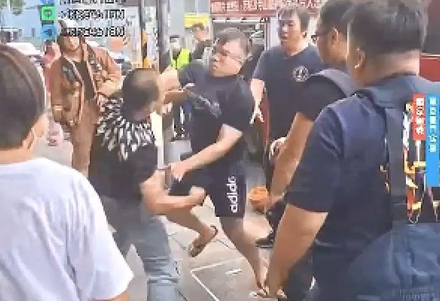 鍾男不滿被積欠債務，討債時又與鄰居起衝突。（圖／黑色豪門企業）