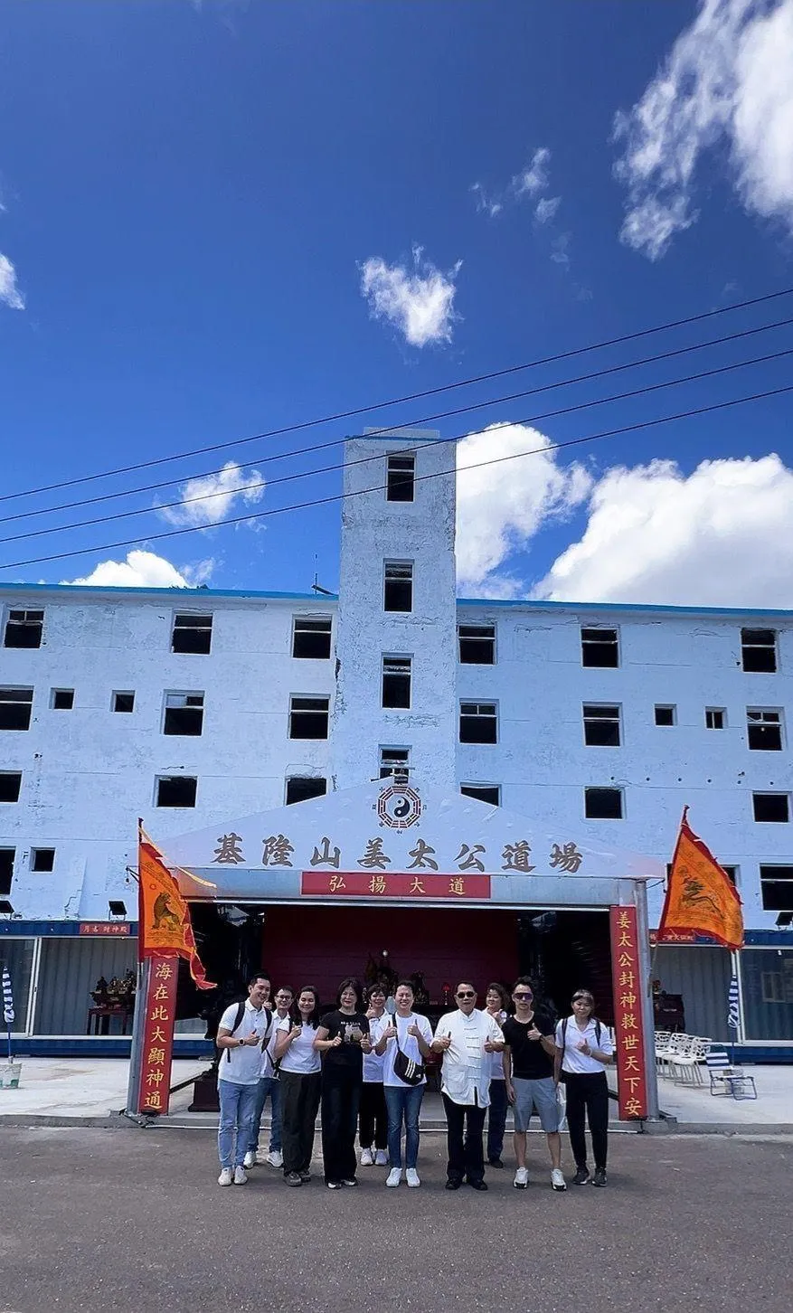 太公道場以七星燈聞名海內外，來自新加坡及香港的信眾亦特地組團至基隆分道場參拜。（圖／基隆山姜太公道場提供）