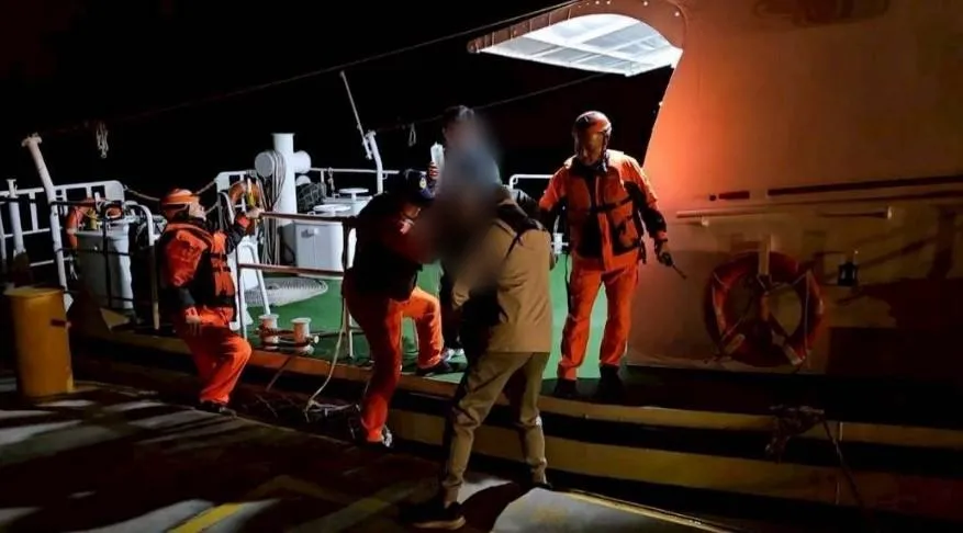 因時值深夜北竿鄉已無交通船，艦隊分署馬祖海巡隊獲報後立即派遣線上巡防艇PP-3582艇前往救助。（圖／第十海巡隊提供）