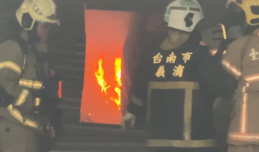 台南永康連棟鐵皮屋火警延燒7間。（圖／警消提供，下同）