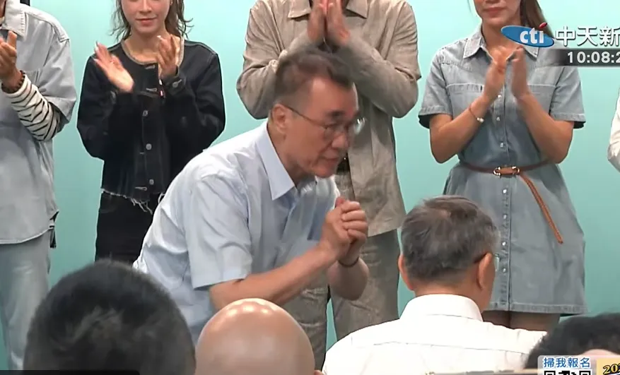 李四川6日在民眾黨成立的「李四川後援會」中向柯文哲致謝。（圖／中天新聞）