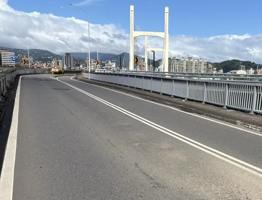 提升重陽橋結構安全與行車品質，養工處將於9月7日至13日夜間辦理橋面板修復工程，將封閉自強路五段汽車上橋匝道，機車道維持正常通行。（圖／新北市工務局提供）