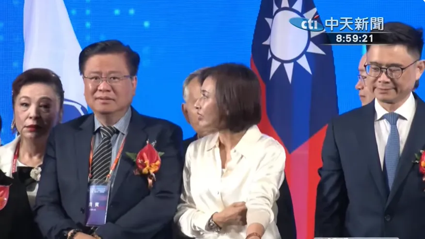 民進黨立委邱議瑩在彩排站位時，頻與她右方的商總理事長許舒博聊天，跟左側的高雄市長參選人賴瑞隆則幾乎完全沒有互動。（圖／中天新聞）