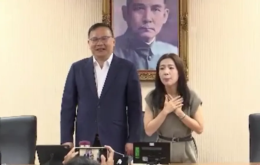 立法院外交及國防委員會召委由王義川、徐巧芯出任，兩人合影沒握手。（圖／中天新聞）
