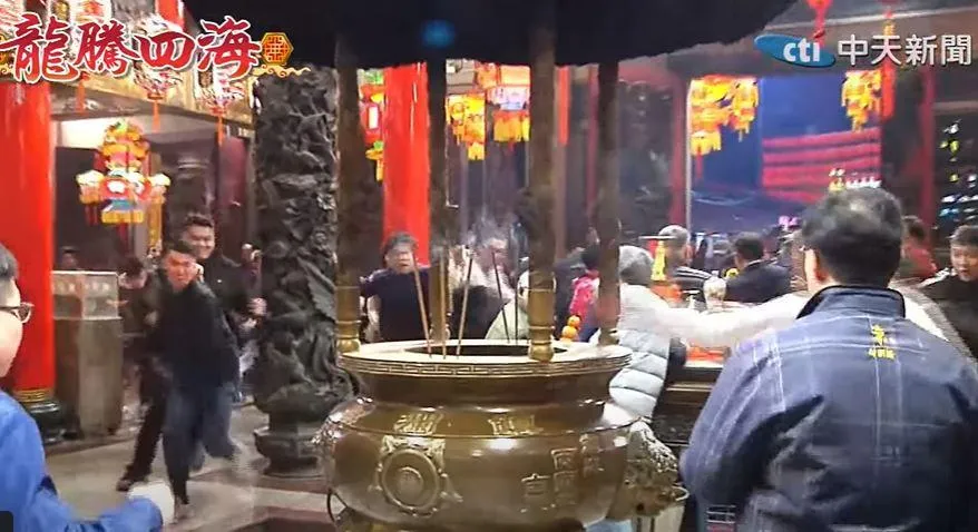 台灣有「搶頭香」的習俗。（圖／中天新聞）