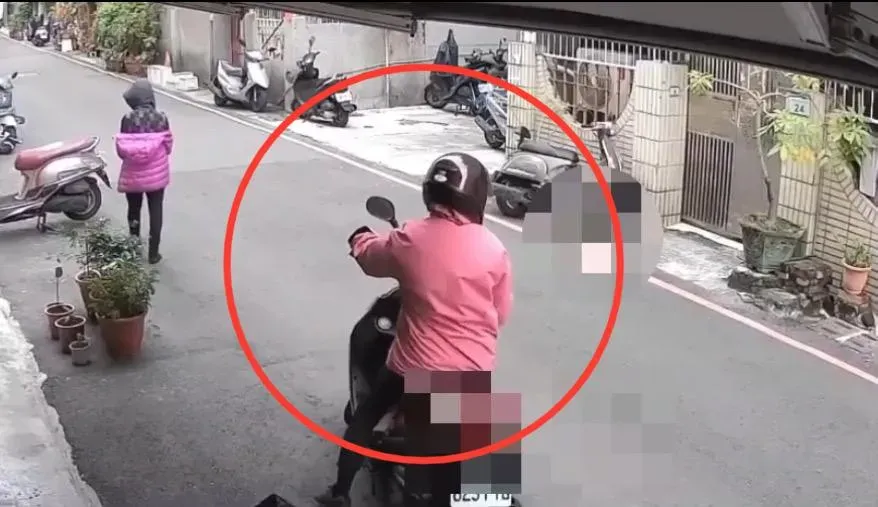 監視器拍到婦人從楠梓區住處騎車出門。（圖／翻攝畫面）