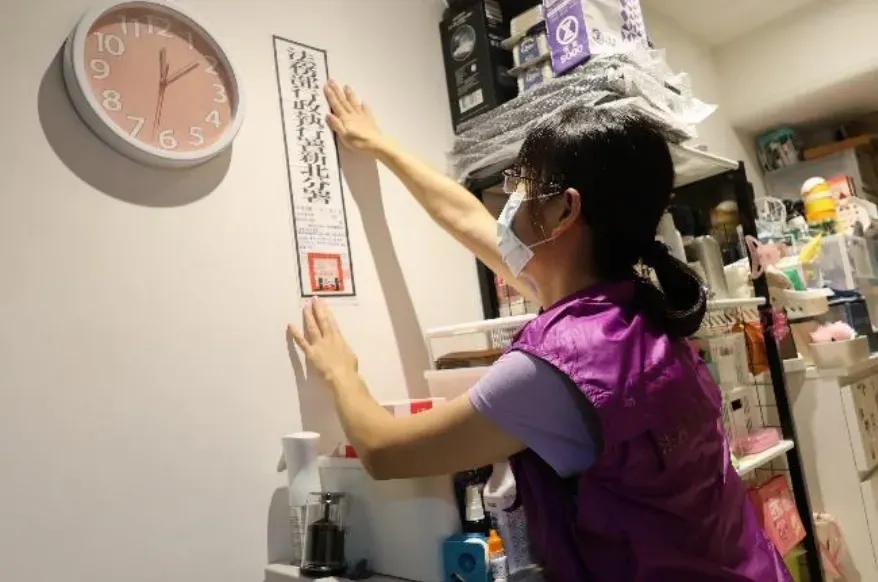 新北分署執行員張貼封條。(圖/法務部行政執行署新北分署)