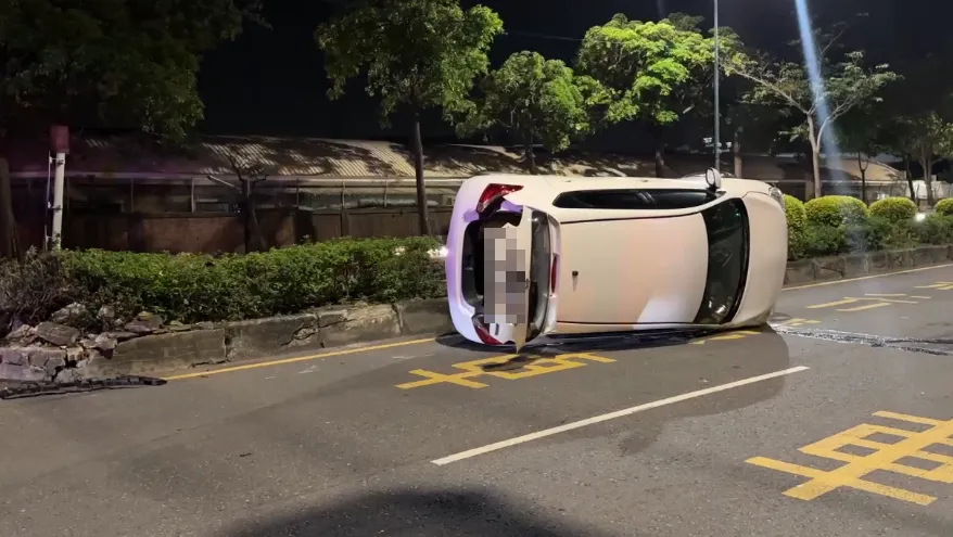 由於撞擊力道猛烈，車輛90度翻覆。（圖／中天新聞）