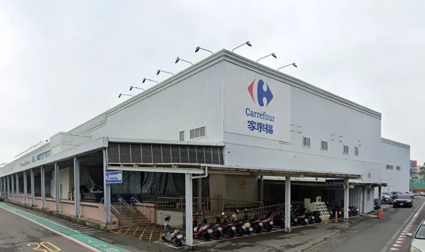 開業17年的嘉義家樂福北門店今(1)日透過官方粉絲團宣布,將於9月22日晚間10點30分結束營業,畫下句點。(圖/翻攝自Google Maps)