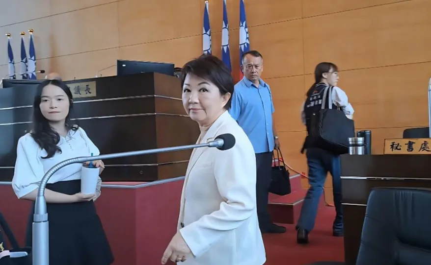 台北市長蔣萬安27日喊出「倒閣說」。對此，台中市長盧秀燕今定期會後被問及此題，並未回應。（圖／中時温予菱攝）
