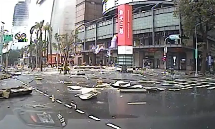 救護車的行車紀錄器錄下氣爆第一時間外部慘況。（圖／中天新聞）