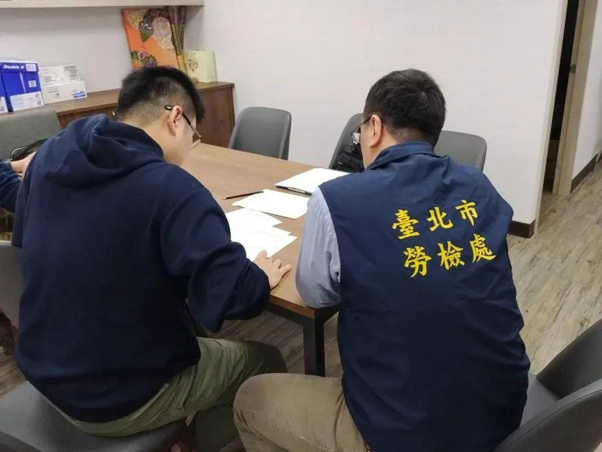 北市勞動局18日勞檢葉元之辦公室。（圖／中天新聞）
