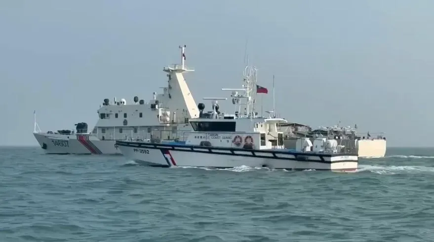 金門海巡艇驅離海警船。(圖/海巡署)