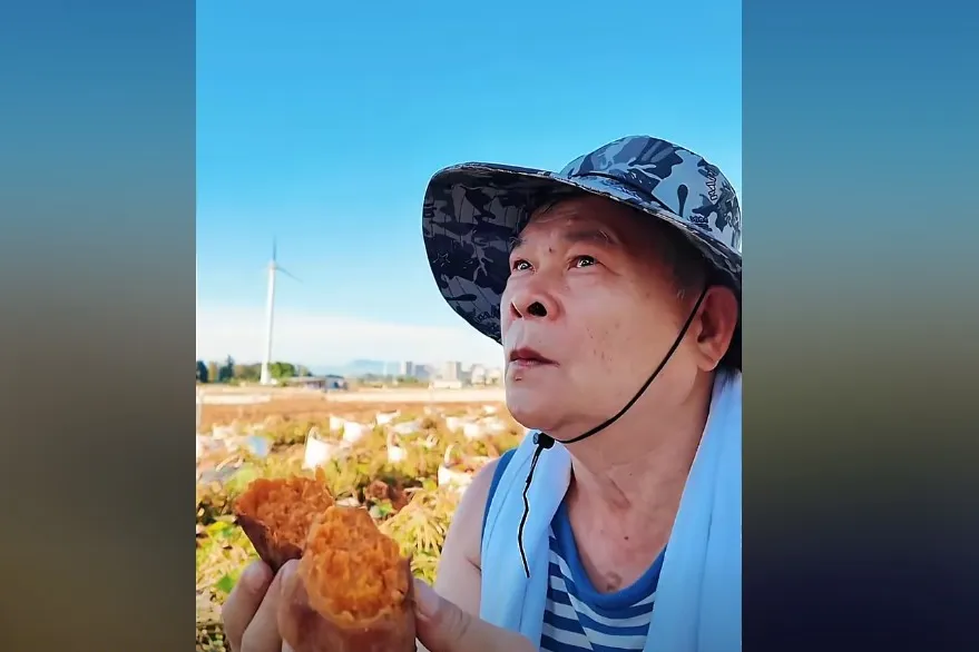 澎恰恰直播賣地瓜的畫面引發網友關注。（圖／翻攝澎恰恰 抖音）
