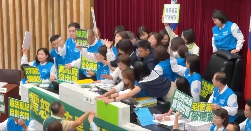 高雄市議會11日發生攻佔主席台衝突。（圖／翻攝邱于軒臉書）