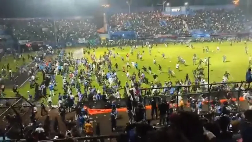 影/印尼足球聯賽發生球迷暴動　警施放催淚彈致人踩人已知127死180傷