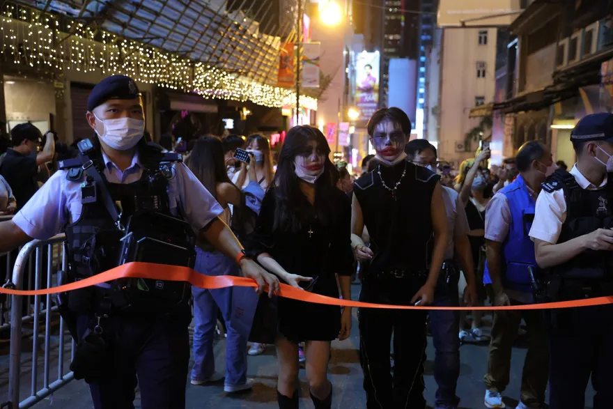 前車之鑑！防梨泰院踩踏事故重演　香港蘭桂坊警力戒備