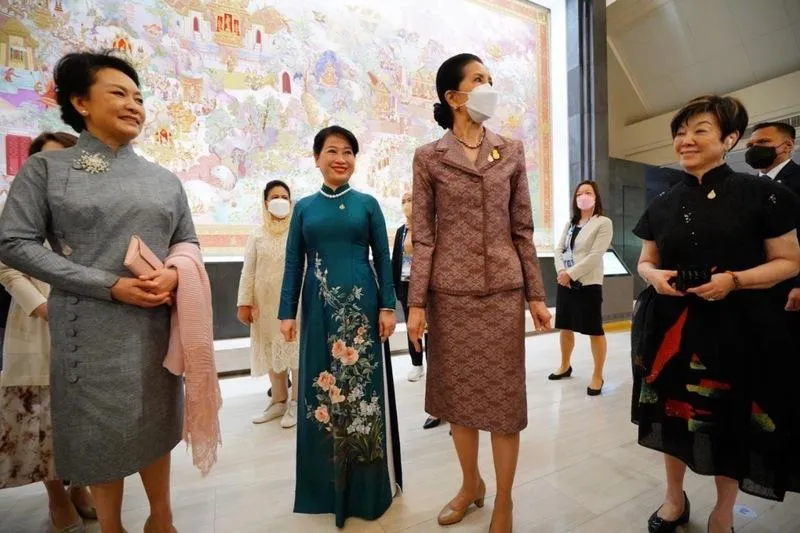 彭麗媛、張淑芬同框！APEC領袖配偶參觀博物館