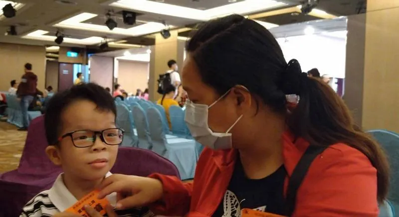 全台唯一罕病案例！8歲童患「CLS症候群」嚴重聽損、智力發展遲緩