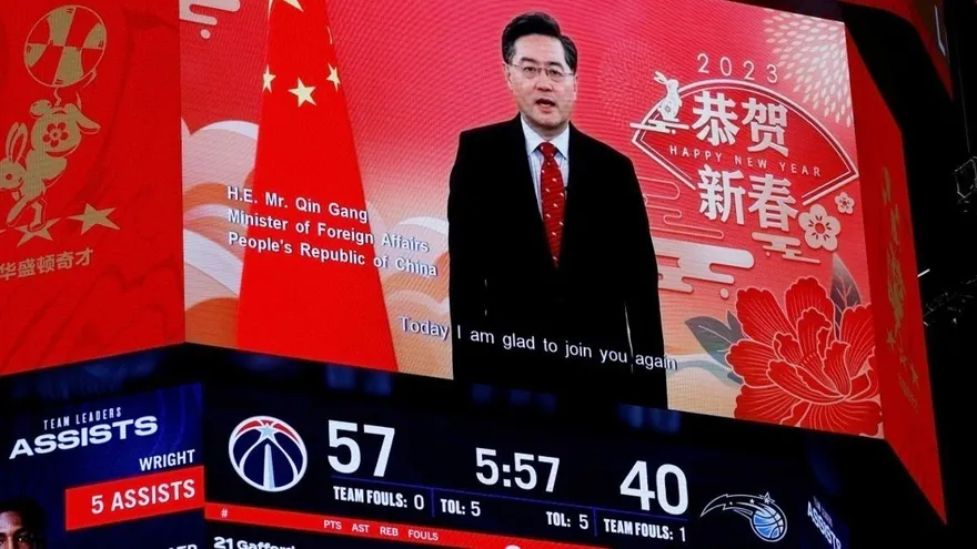 陸外長秦剛於NBA賽場影片拜年：祝中美兩國人民大展宏「兔」、前「兔」似錦