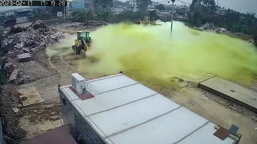 影/30秒全覆蓋！木板廠狂冒「黃綠色刺鼻」不明氣體　廣西一村多人倒地送醫