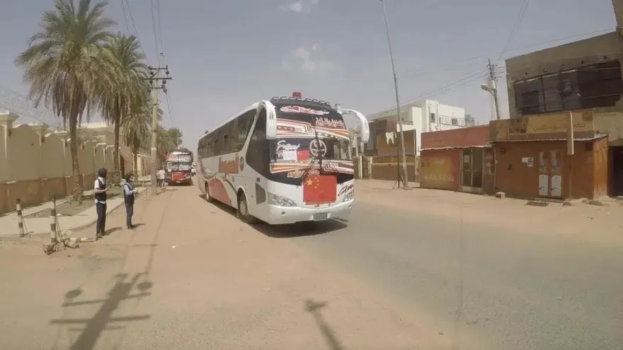 影/蘇丹撤僑遭遊覽車放鳥　陸女外交官穿防彈衣戴頭盔現場指揮