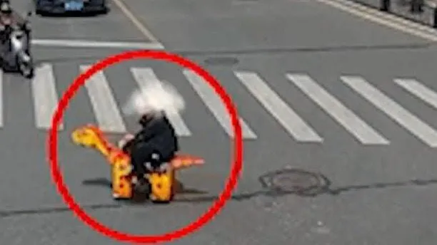 影/心好大！騎「恐龍」載3歲女修車去　莽父穿梭車流嚇壞網友