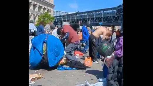 影/新興毒品「賽拉嗪」泛濫　美國費城街頭驚現大批渾身潰爛「喪屍」